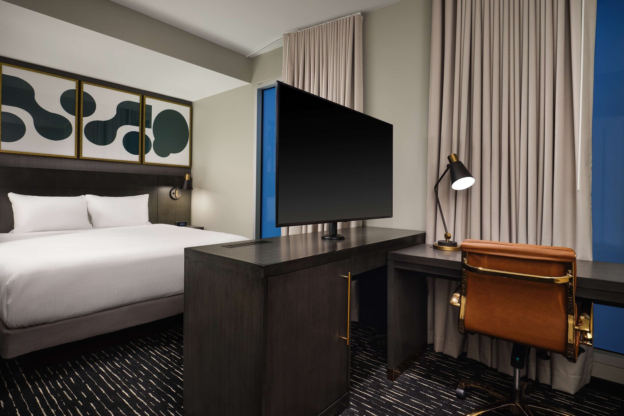 INTERIOR, KING BED
