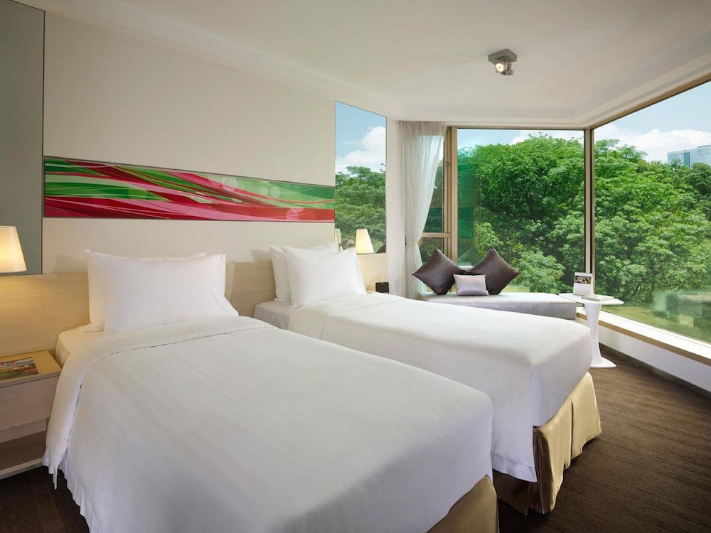 The Royal Pacific Hotel & Towers 18/34