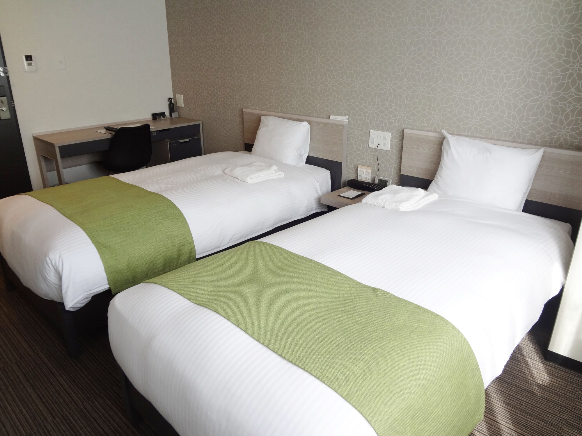 ROOM, TWIN BEDS