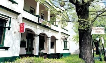 HEALESVILLE HOTEL 3/50
