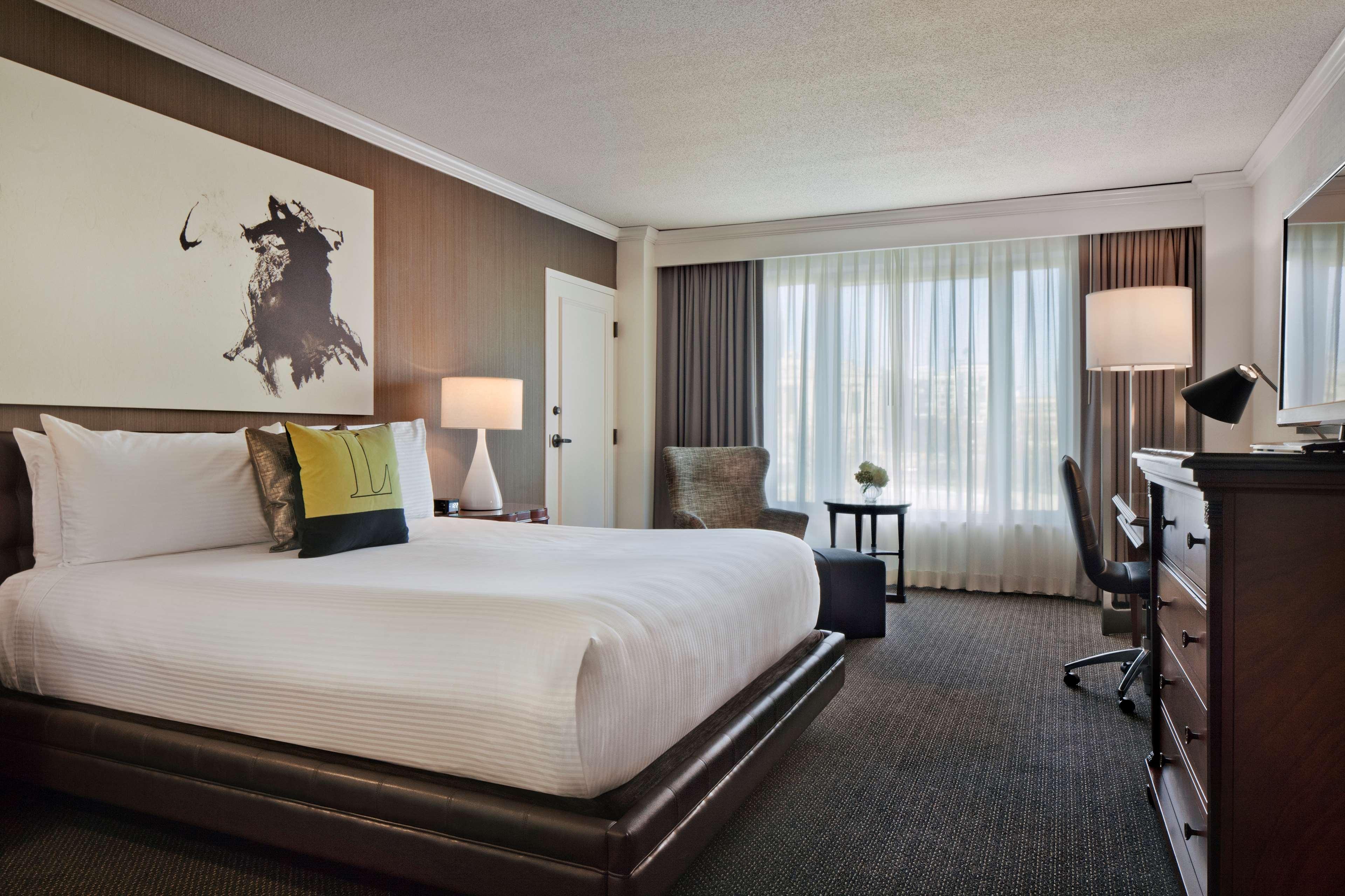 ROOM, KING BED, PARKWAY AND FOUNTAIN VIEW, ACCESSIBLE