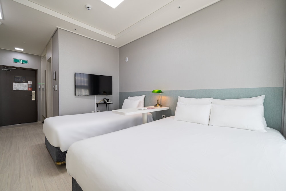 FAMILY, TWIN BEDS