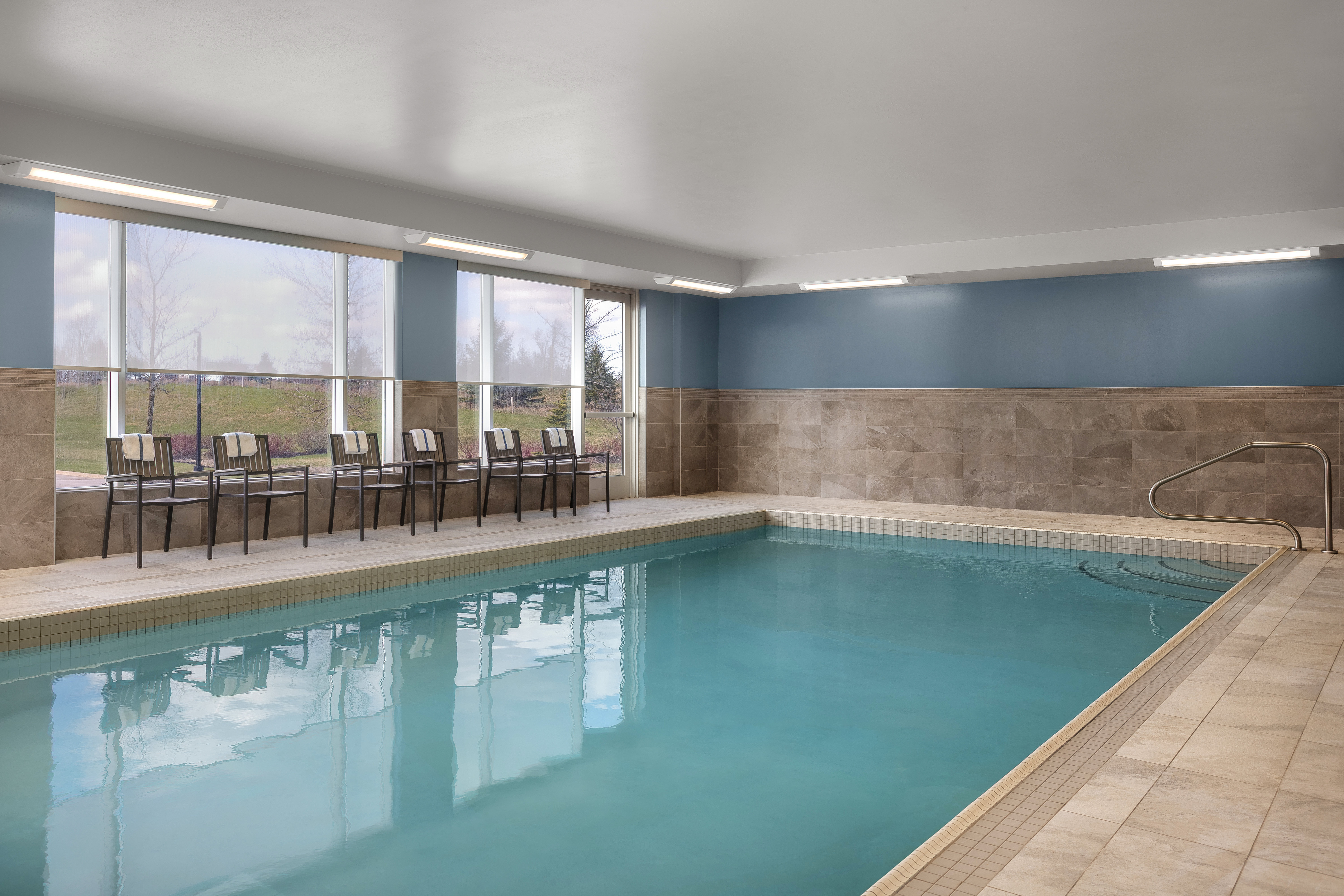 Holiday Inn Express Suites Aurora 35/77