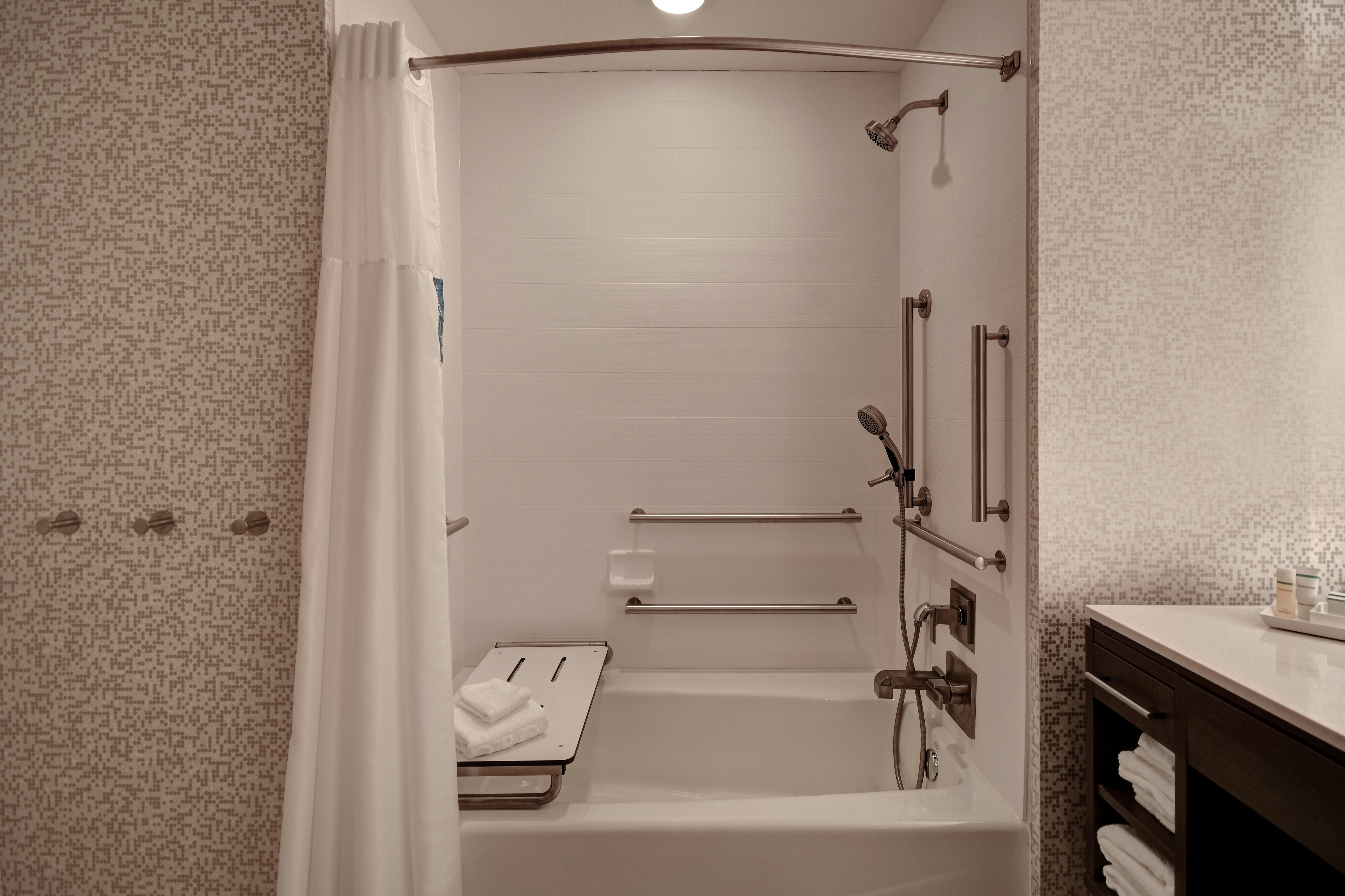 SUITE, QUEEN BED, ACCESSIBLE