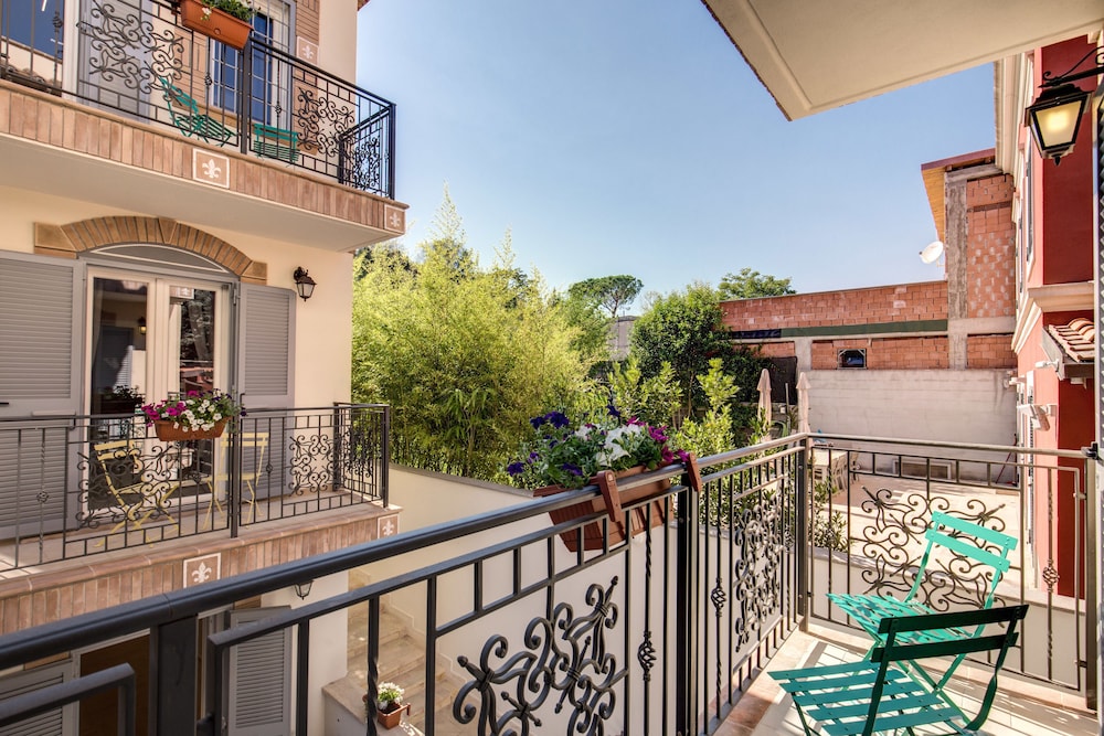 Aurelia Vatican Apartments 11/66