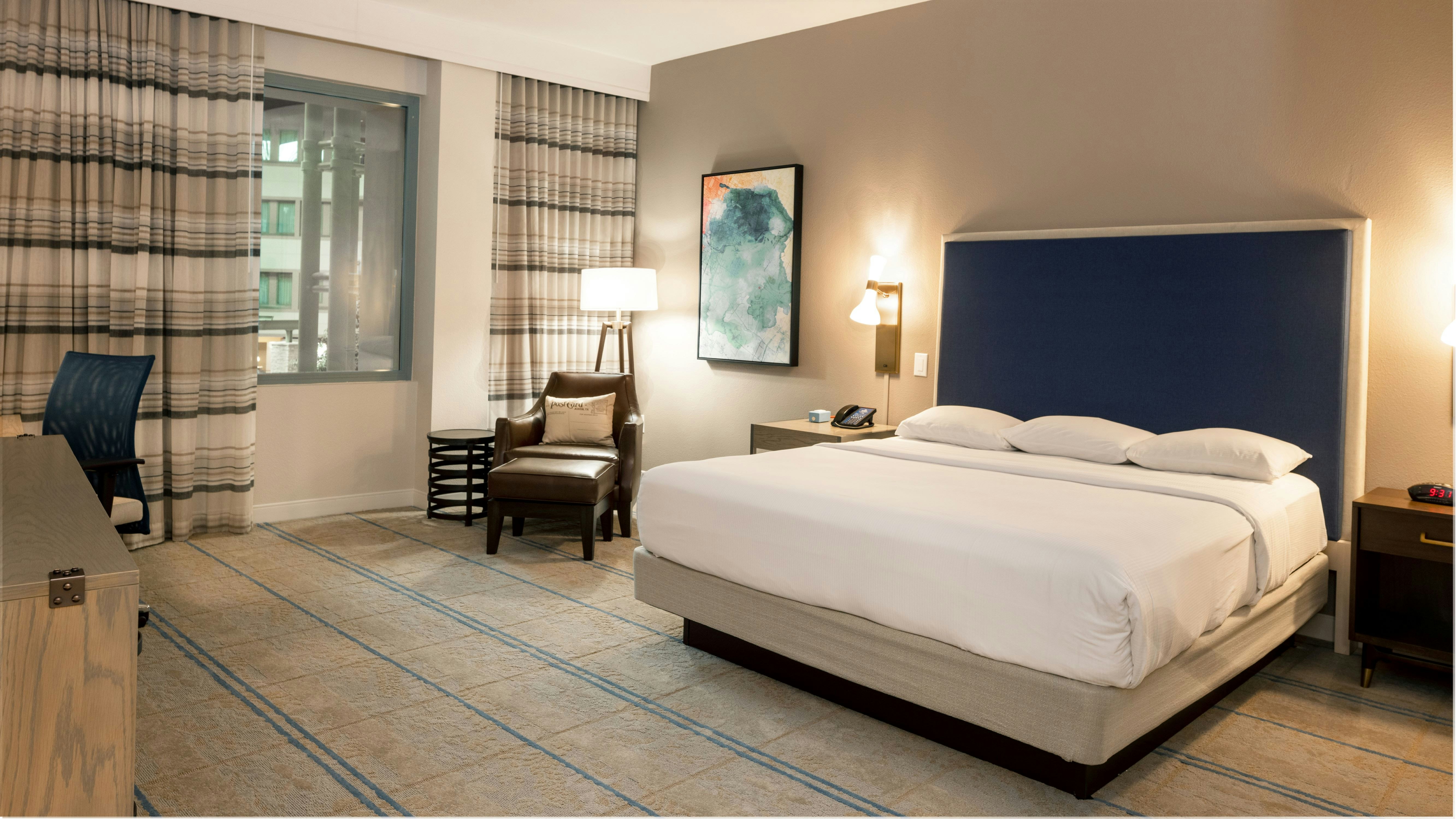 DELUXE, KING BED