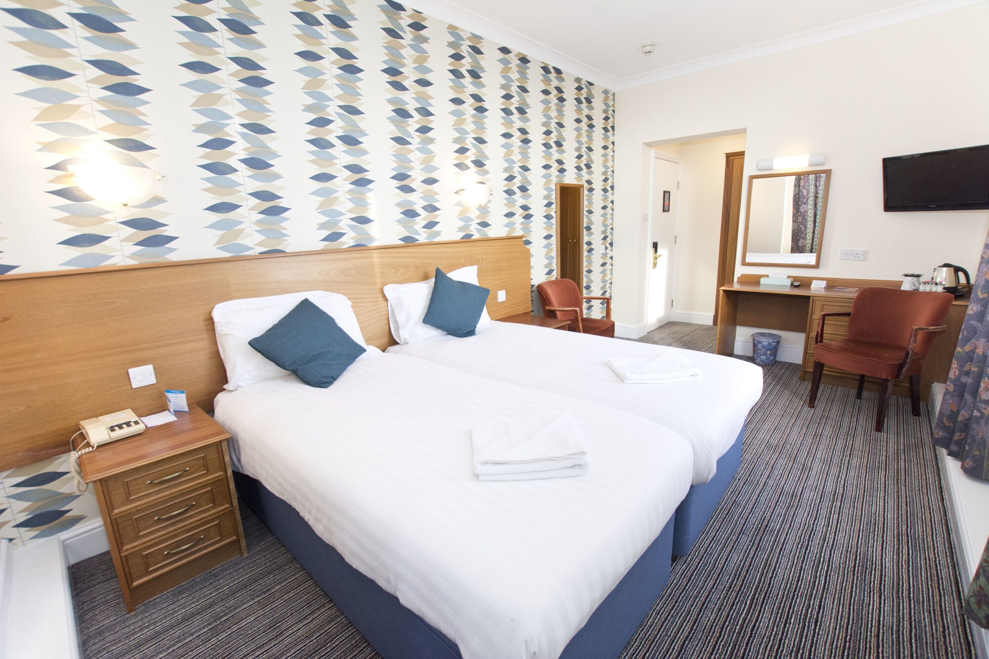 ROOM, TWIN BEDS