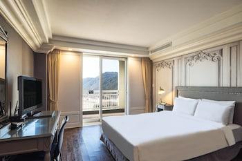 Deluxe, Double Bed, with Pool