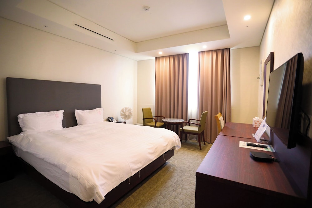 Sunshine Hotel 12/54