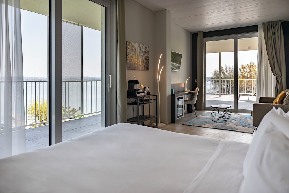 1 BEDROOM, STUDIO, SUITE