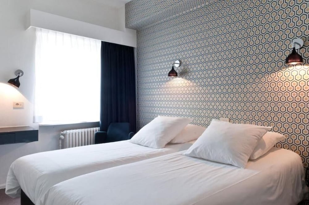 ROOM, TWIN BEDS