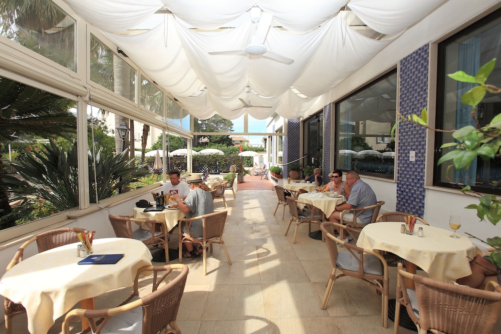 Caravel Hotel 48/62