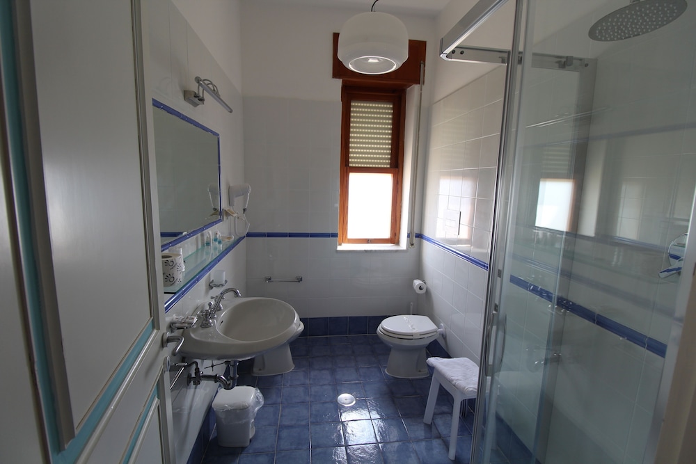 Hotel America 21/64