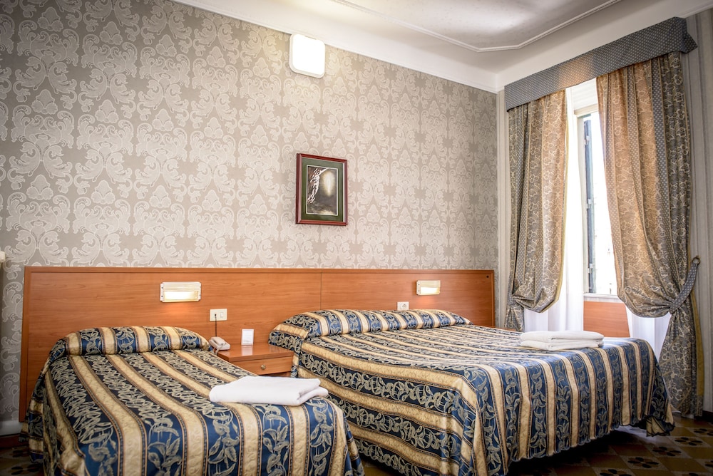 ROOM, QUADRUPLE