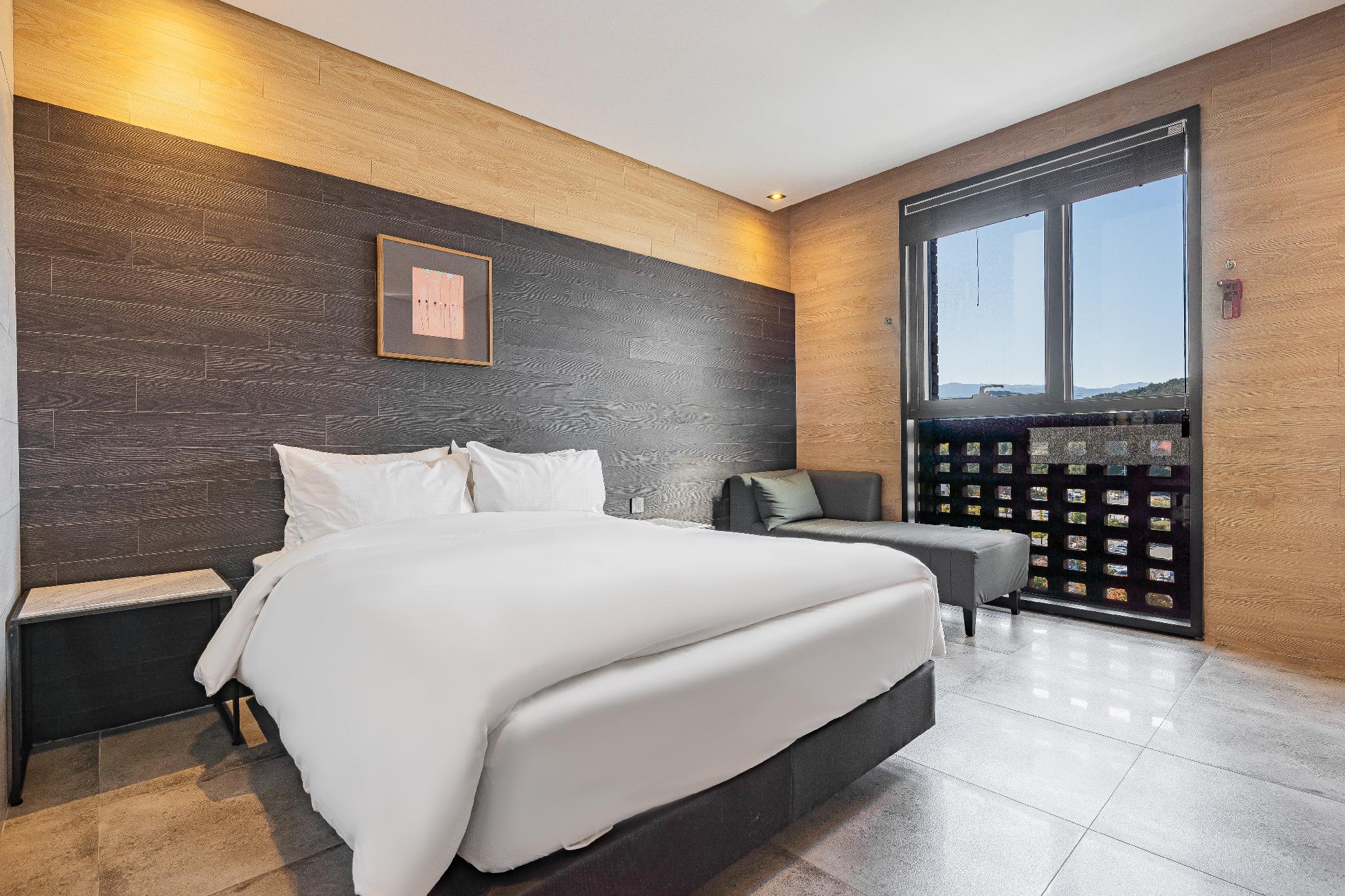 Hollywood, Deluxe, Queen or Double Bed, Accessible