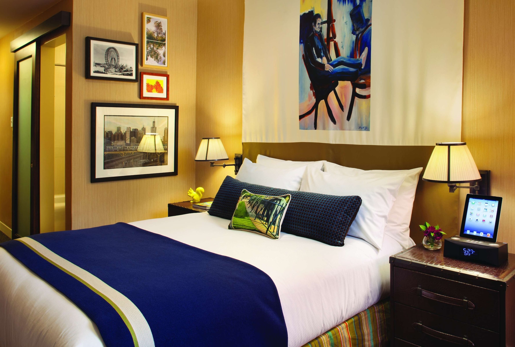 Room, Queen Bed, Lake View
