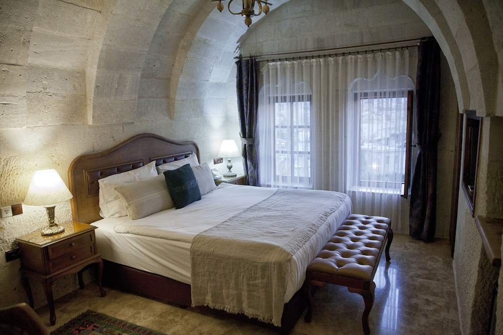 Artemis Cave Suites 9/64