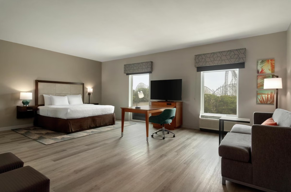 STUDIO, SUITE, KING BED