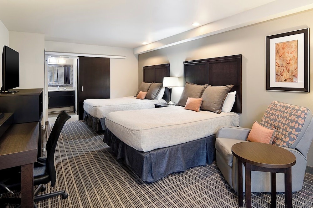 DELUXE, 2 QUEEN BEDS
