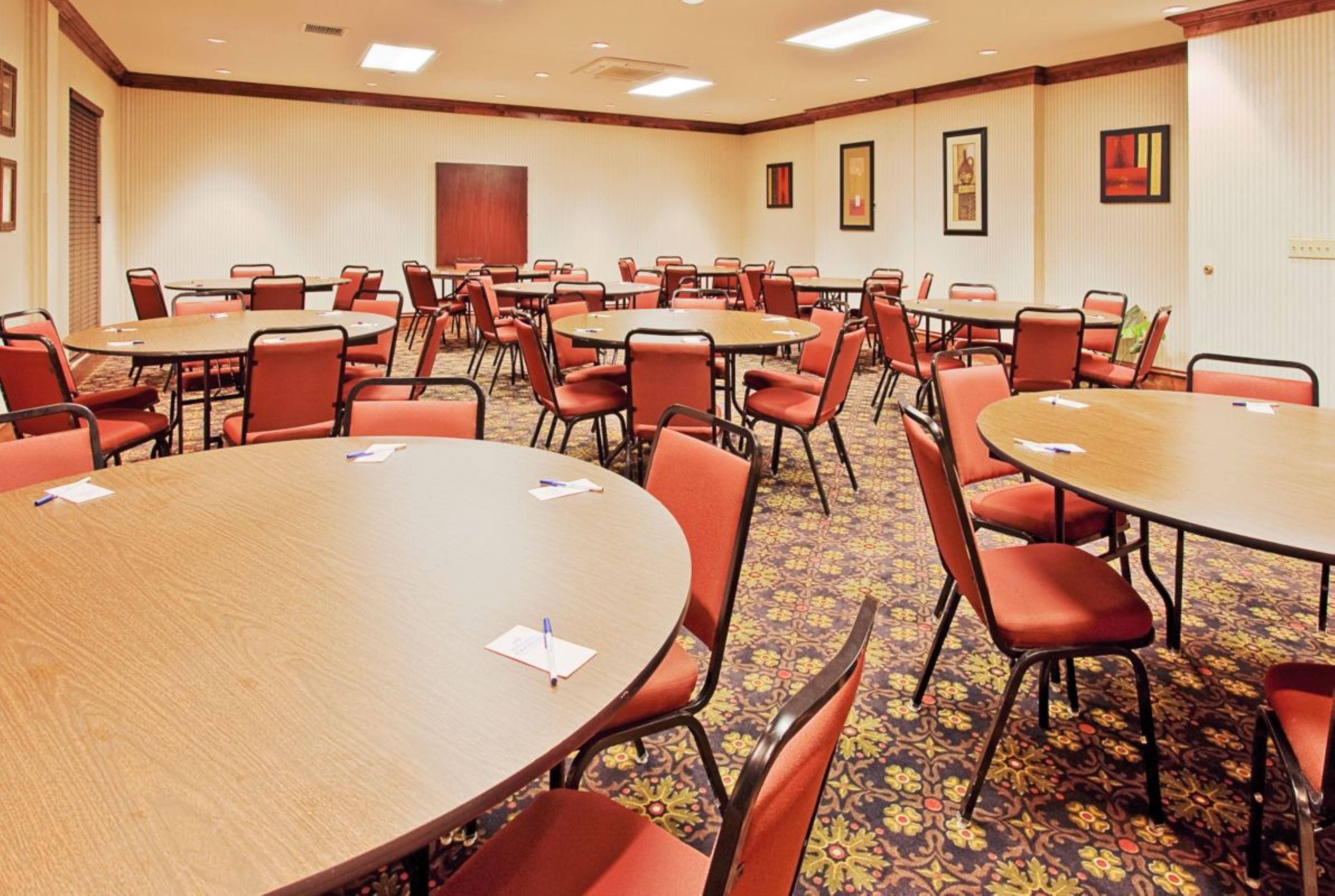 Holiday Inn Express and Suites Lucedale Hotel 68/76