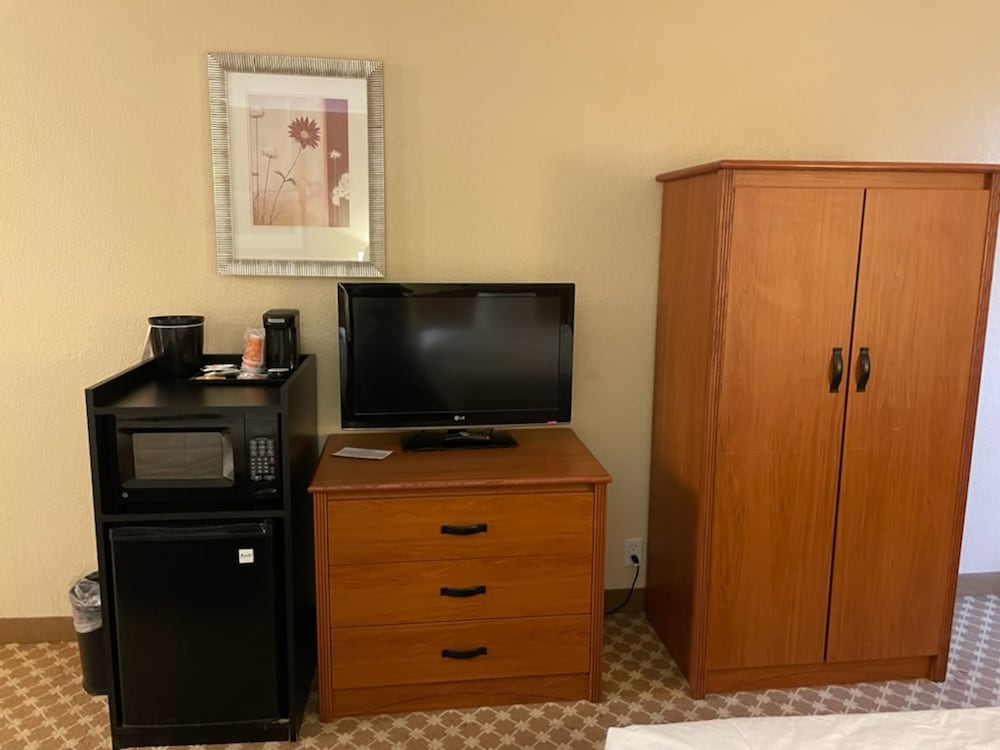 Quality Inn and Suites Saginaw, MI 38/47