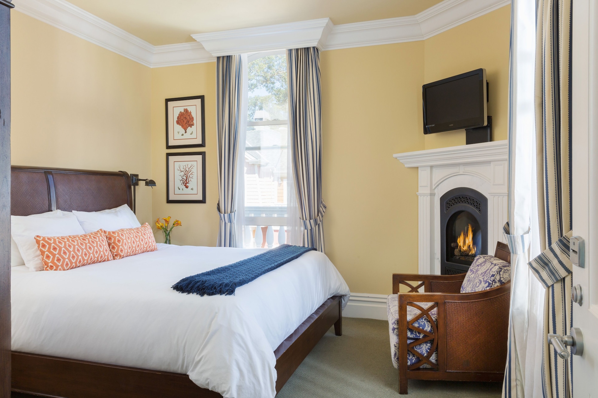 DELUXE, KING BED, BEACH VIEW