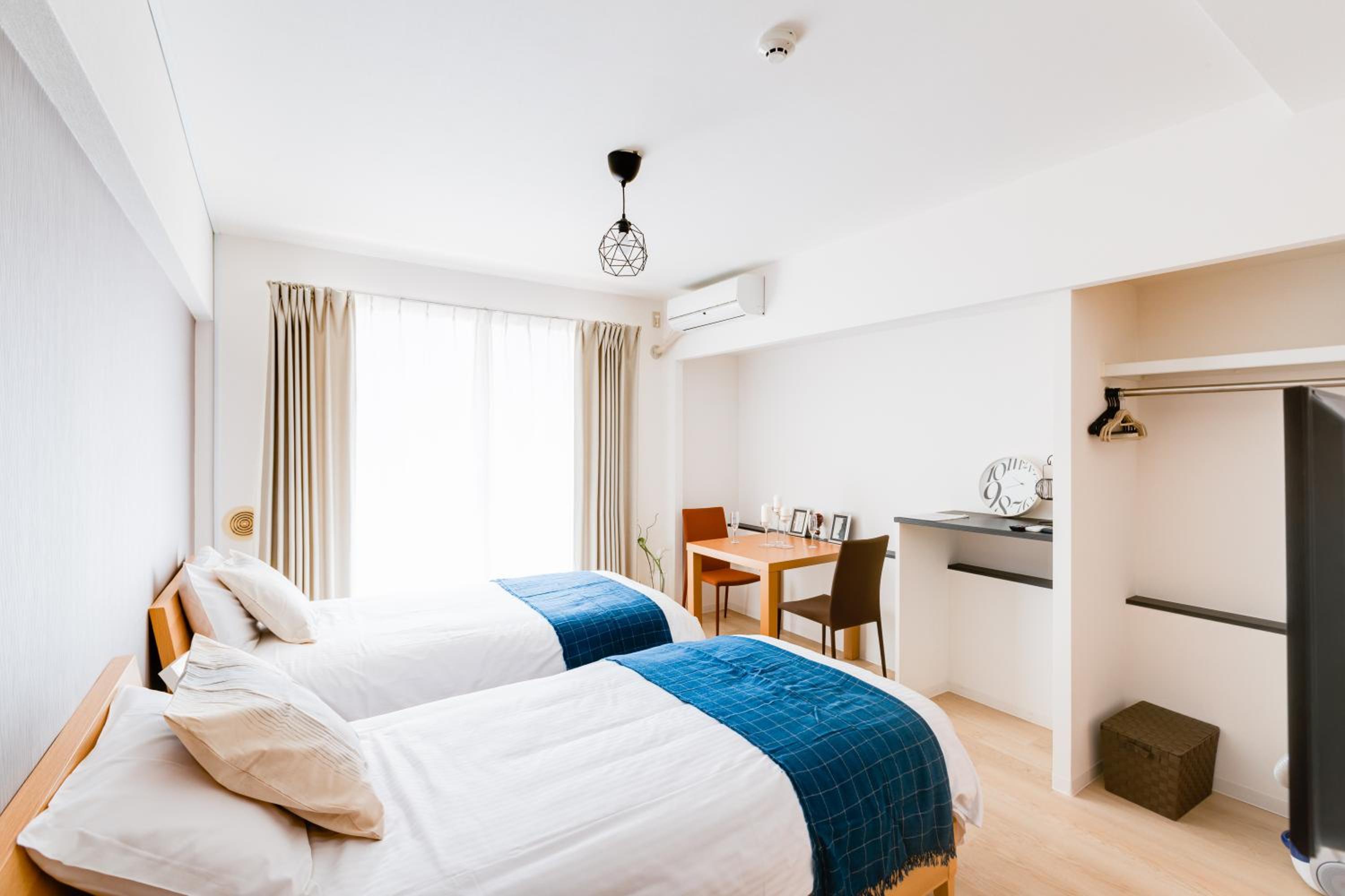 Business, Twin Beds