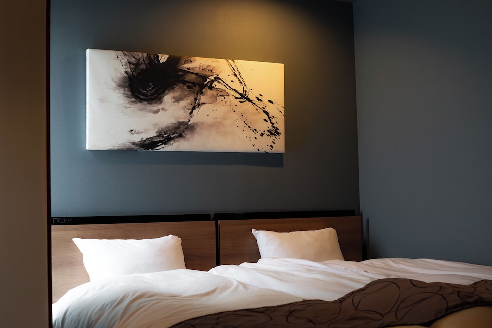 MODERN, TWIN BEDS, MAIN BUILDING