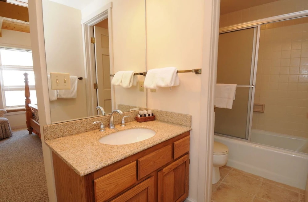 VACATION RENTALS BY BIG SKY RESORT 33/34