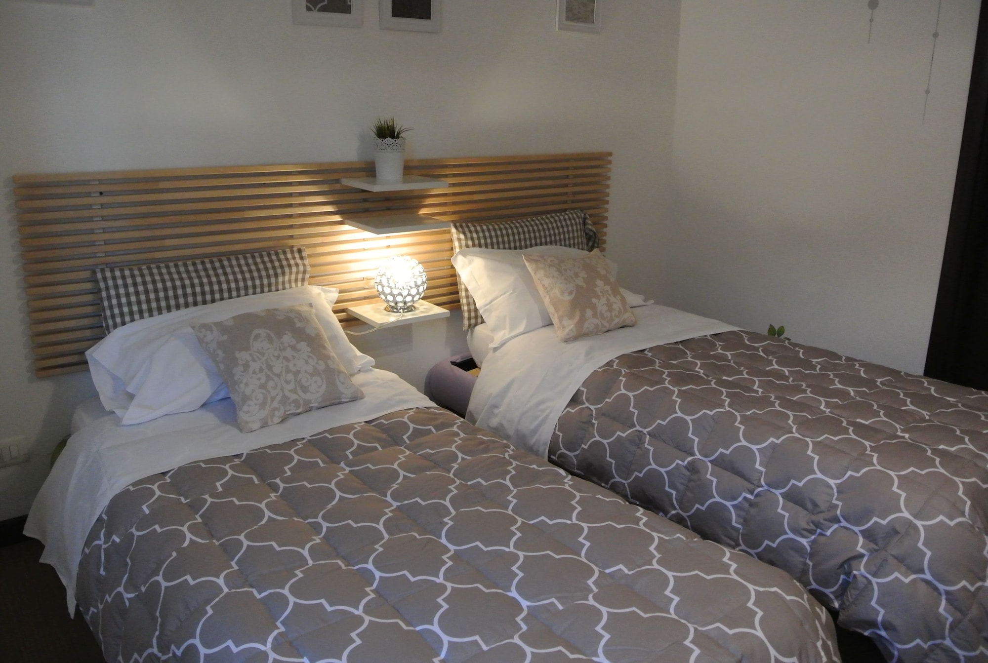 ROOM, TWIN BEDS