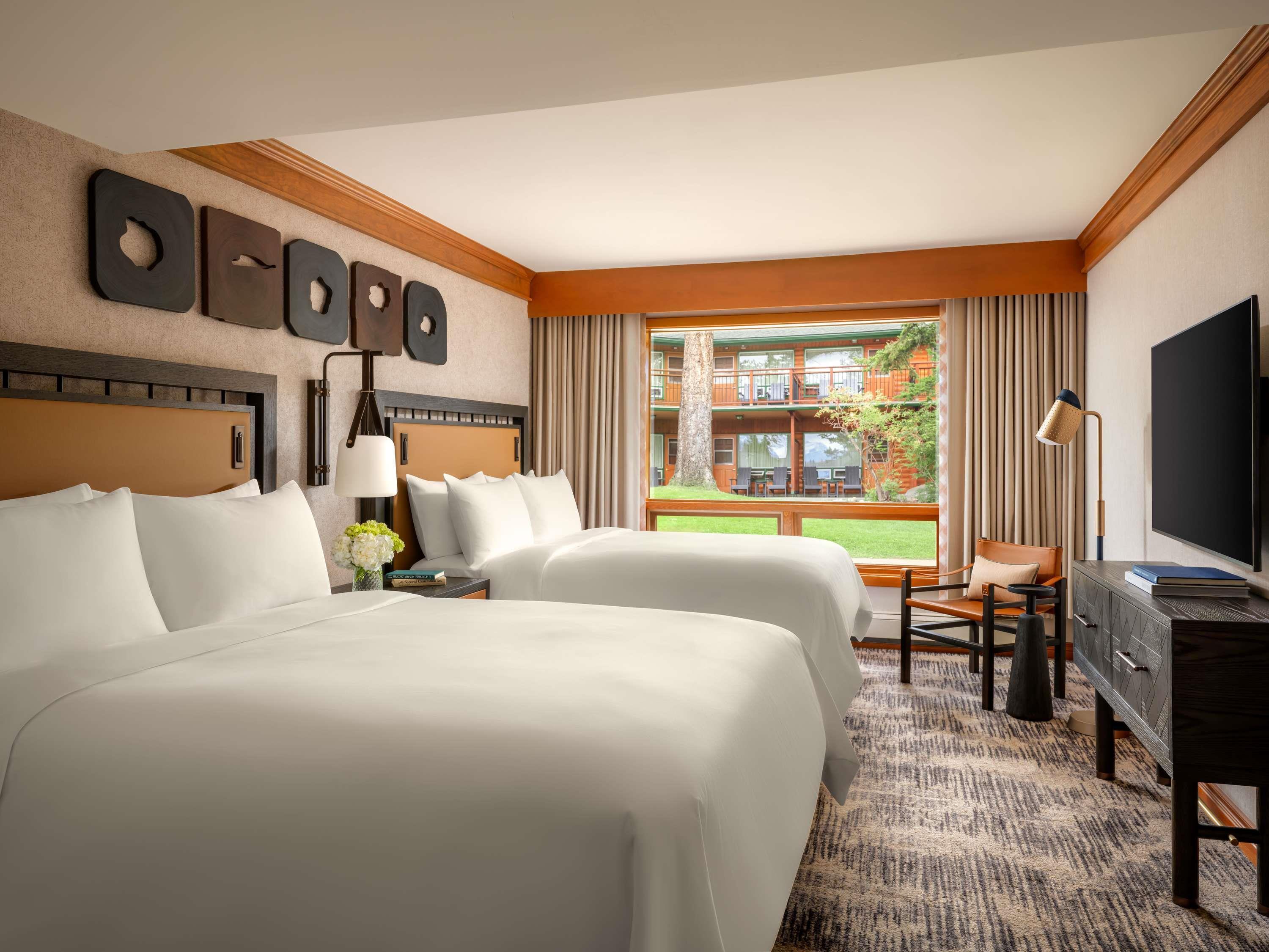 Junior Suite, 2 Queen Beds, Lake View, Bay View, Living Area