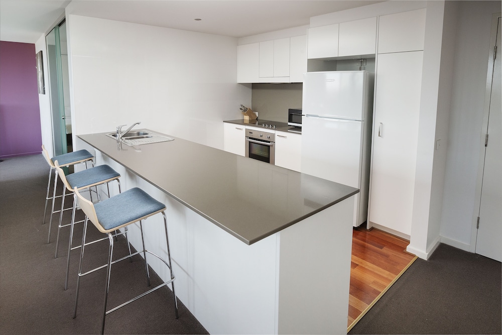 B7 Honeysuckle Executive Apartments 31/33
