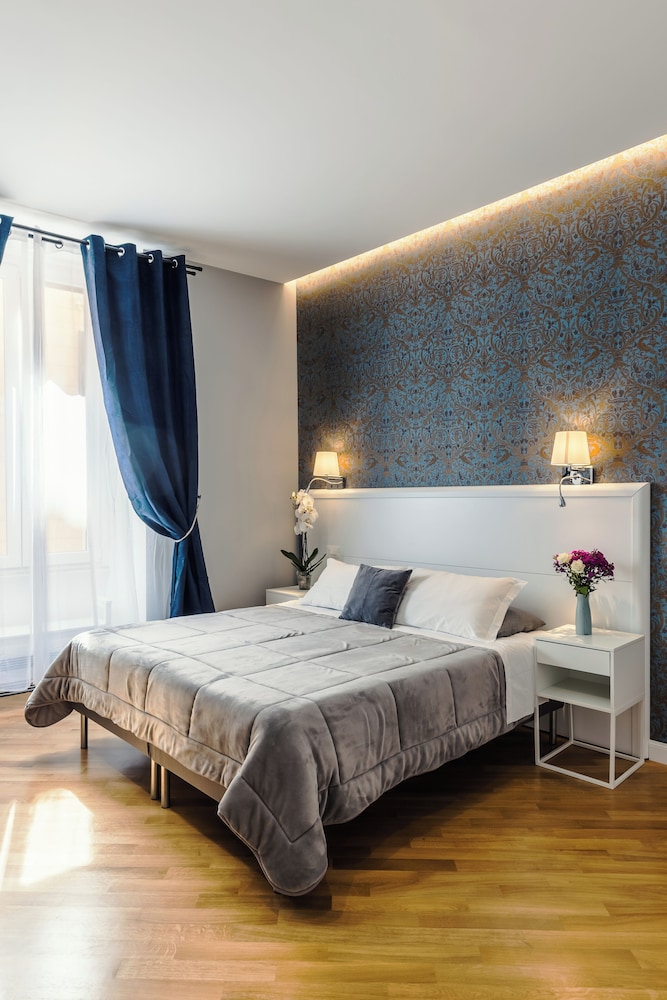 SUPERIOR, QUEEN BED