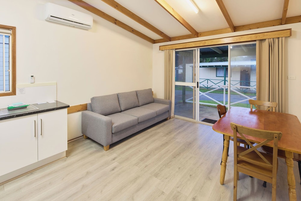 Acclaim Rose Gardens Beachside Holiday Park 25/50
