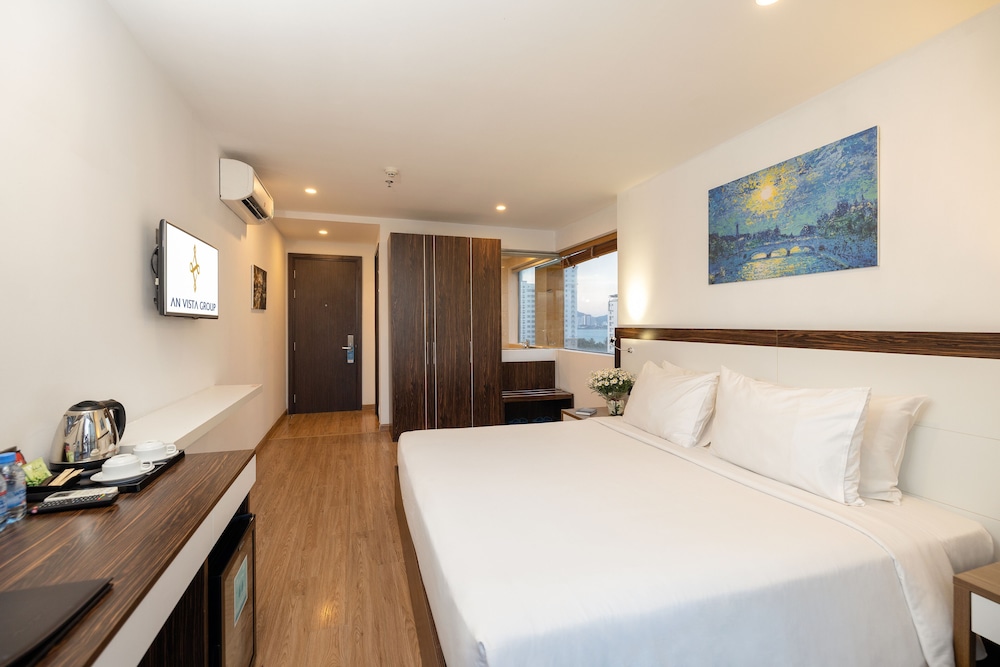 EXECUTIVE, DOUBLE BED, MOUNTAIN VIEW, BATHTUB