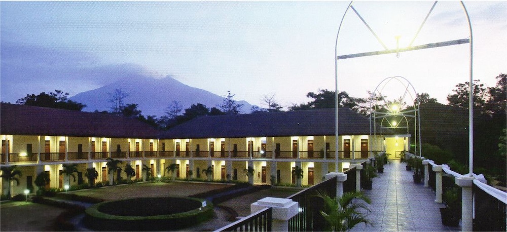 D Emmerick Salib Putih Hotel Salatiga 44/48