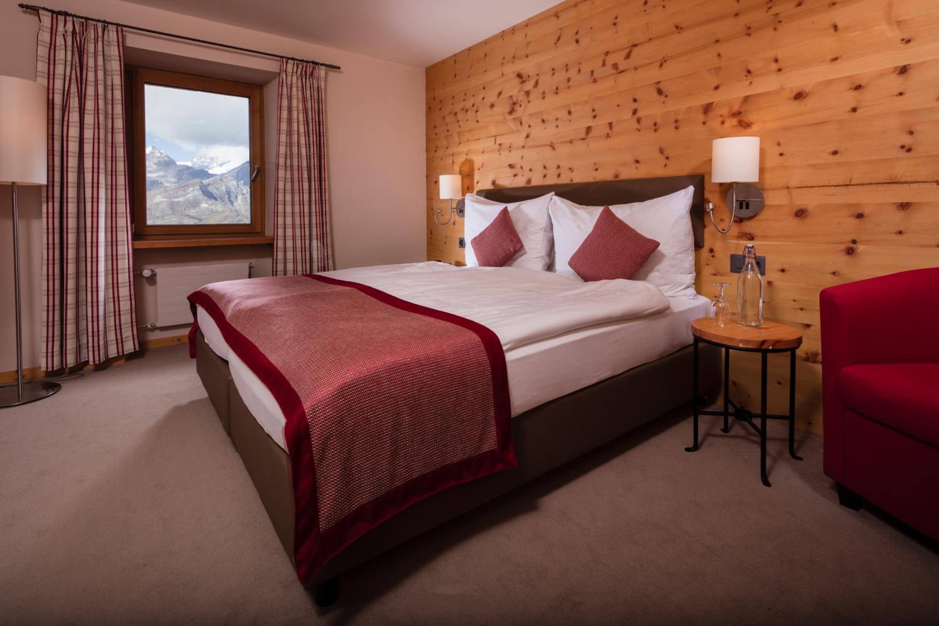 Junior Suite, Twin Beds, Partial Mountain View