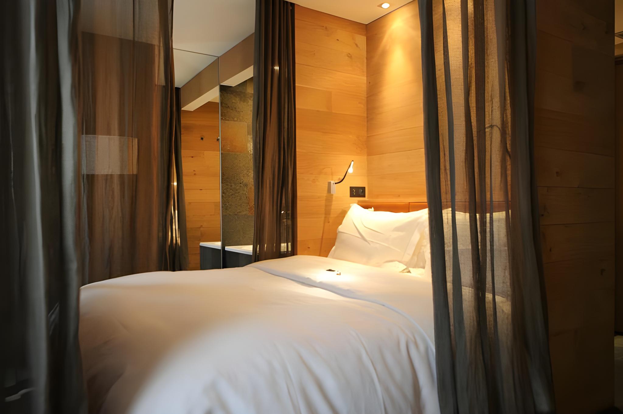Sensation, Queen Bed