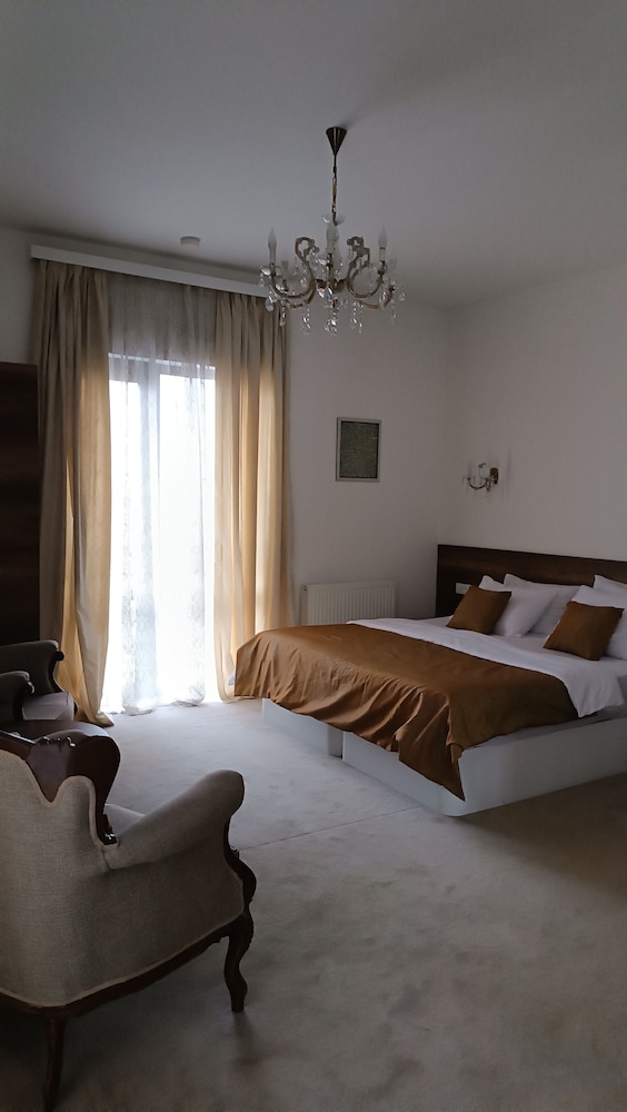 ELITE, SUITE, QUEEN BED, CITY VIEW, BALCONY