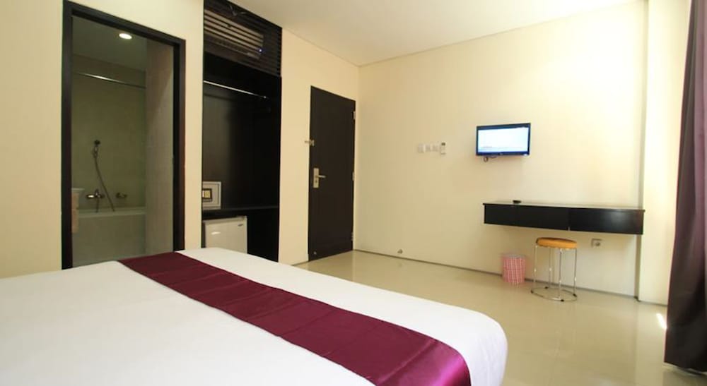 Super OYO 93765 Airport Kuta Bali Hotel 10/37