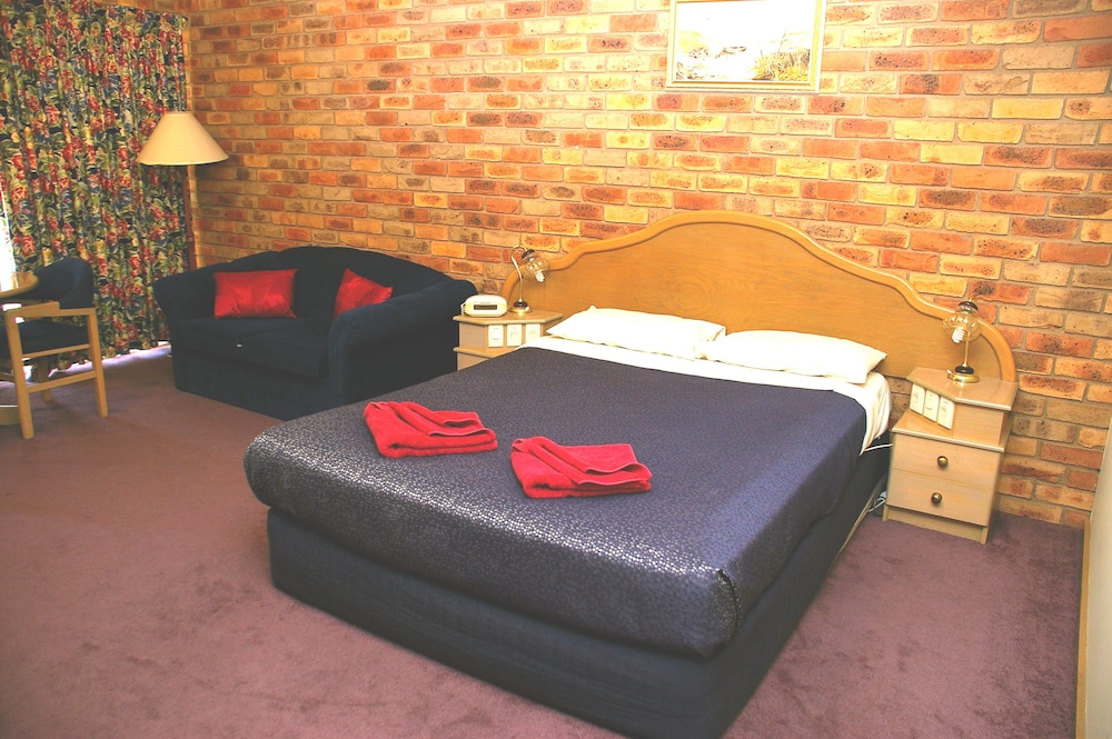 PINES COUNTRY CLUB MOTOR INN 20/31