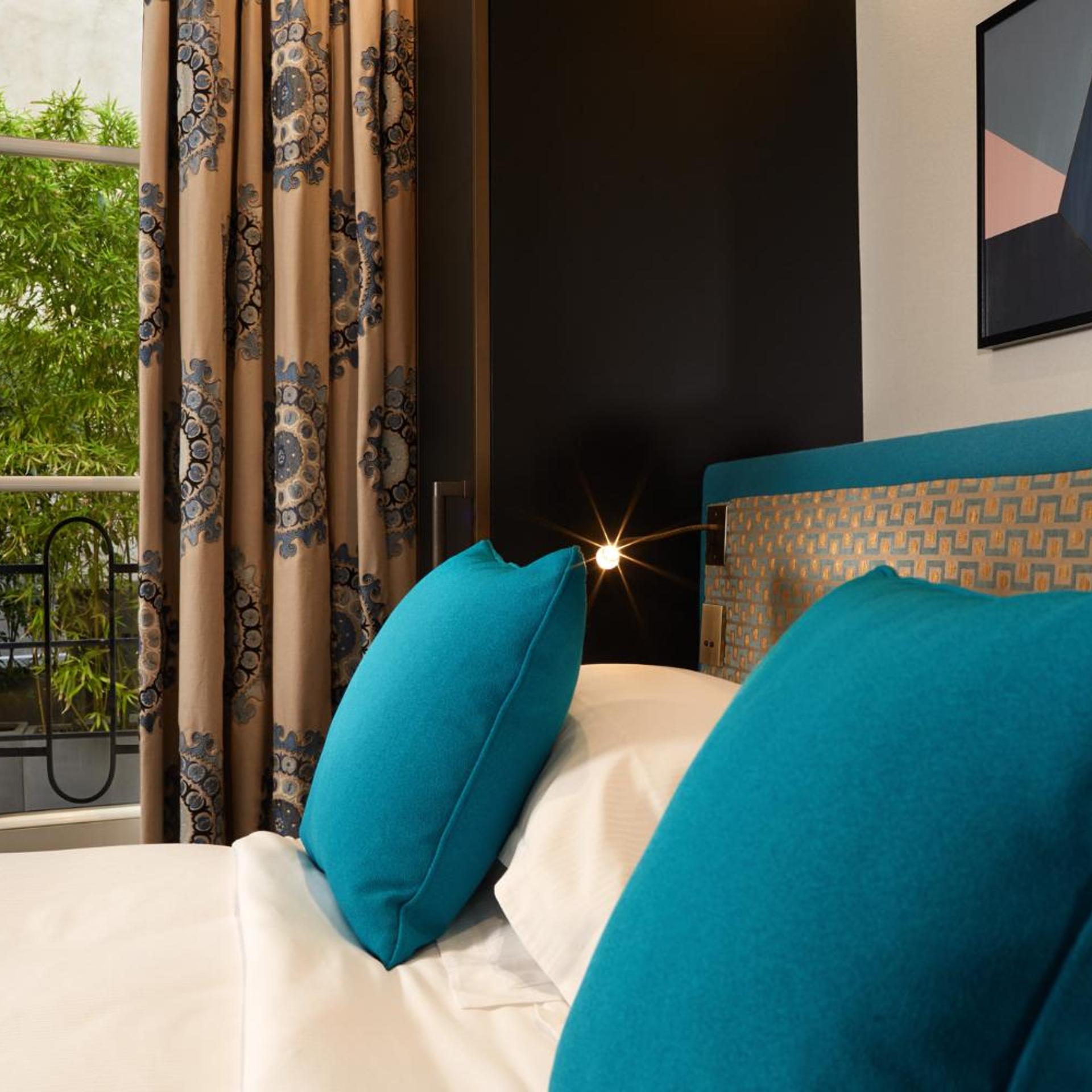 جناح جونيور، Hotel Saint Germain 6/9
