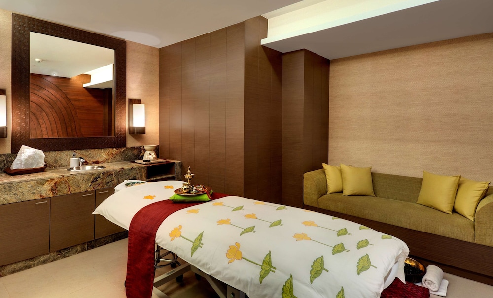 Hyatt Pune 33/70