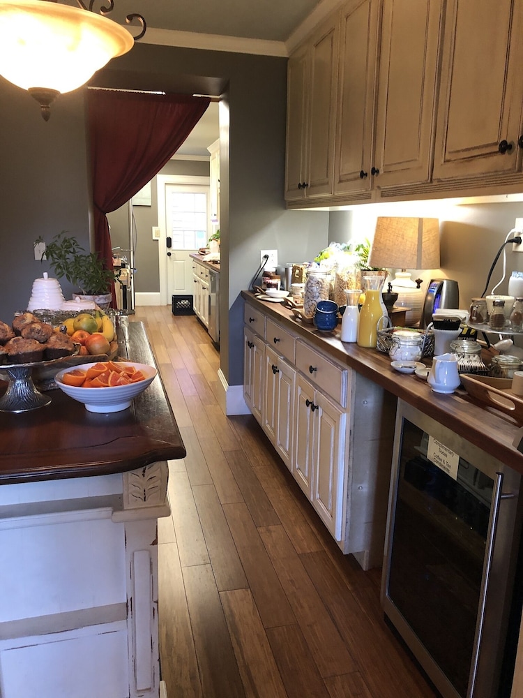 Williamsburg Manor B&amp;B 6/50