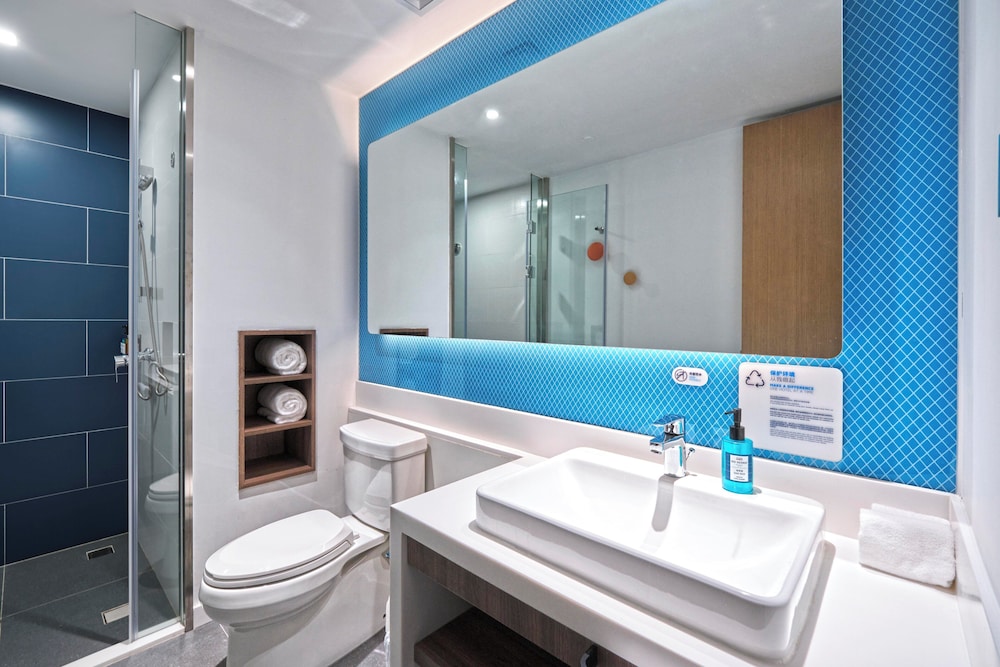 Holiday Inn Express Shanghai Hongqiao North 69/70