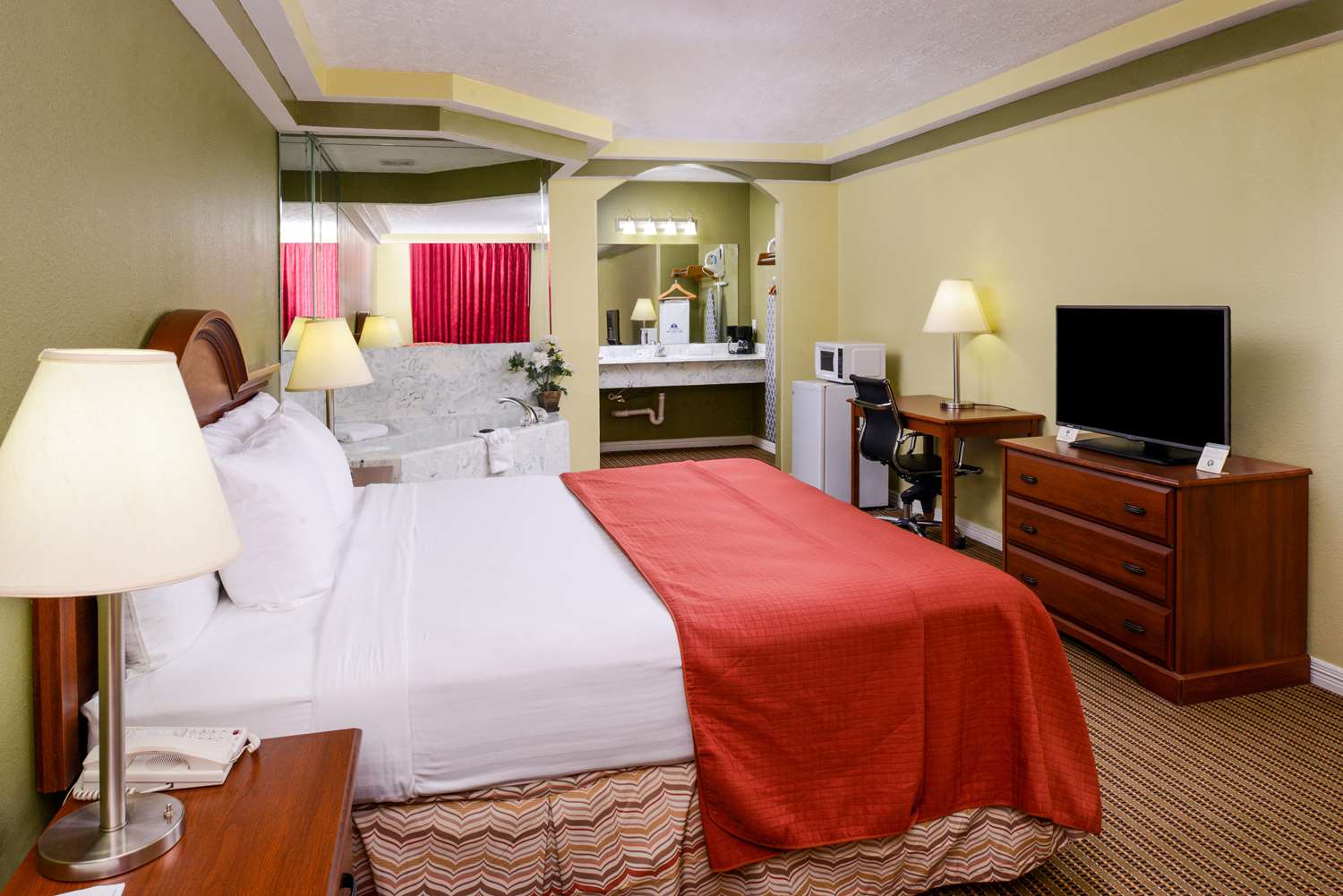 Suite, King Bed, Jetted Tub, Smoking