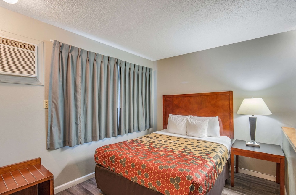 Econo Lodge Inn & Suites Yreka, CA 10/50