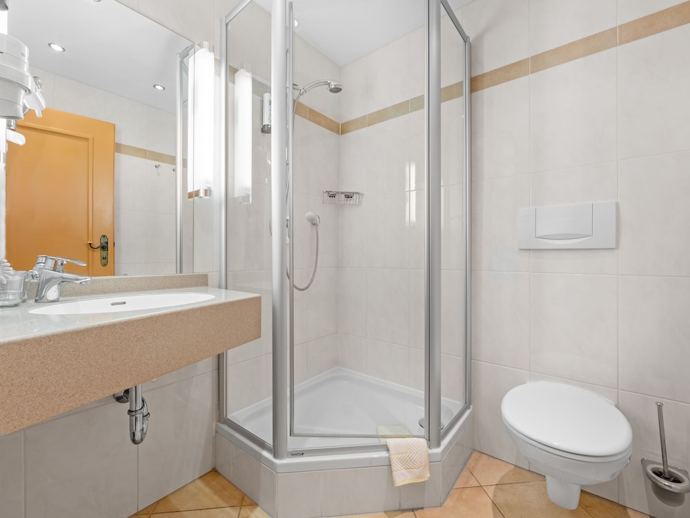 غرفة بسرير كوين بشرفة، Landhotel Gabriele 8/10