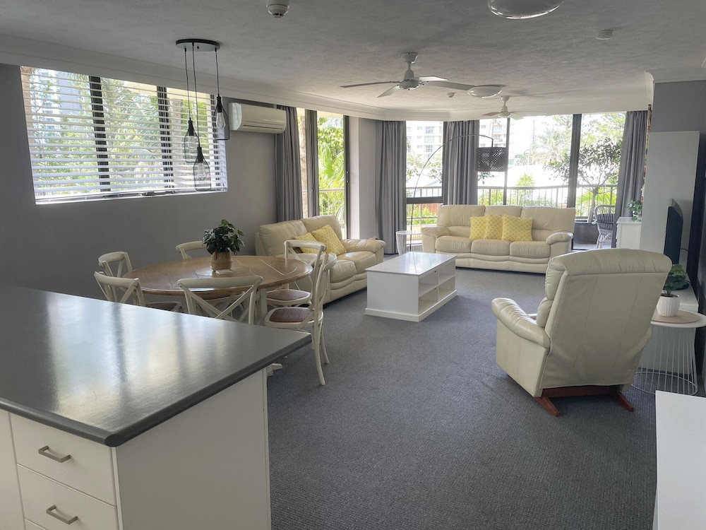 ARISTOCRAT APARTMENTS. 24/50