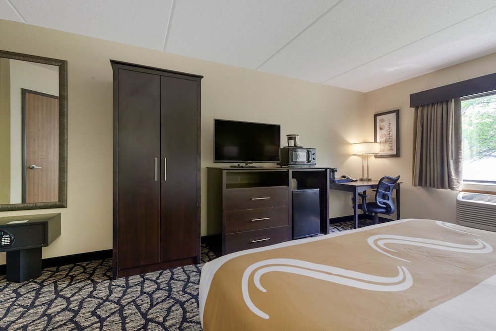 Quality Inn Oshkosh Aviation Park 18/35